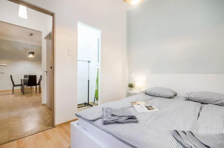 Dessy Downtown Apartment بودابست