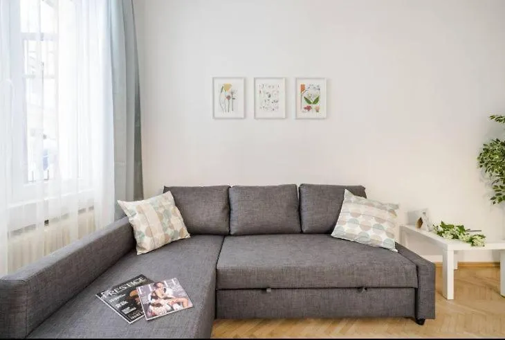 Dessy Downtown Apartment بودابست